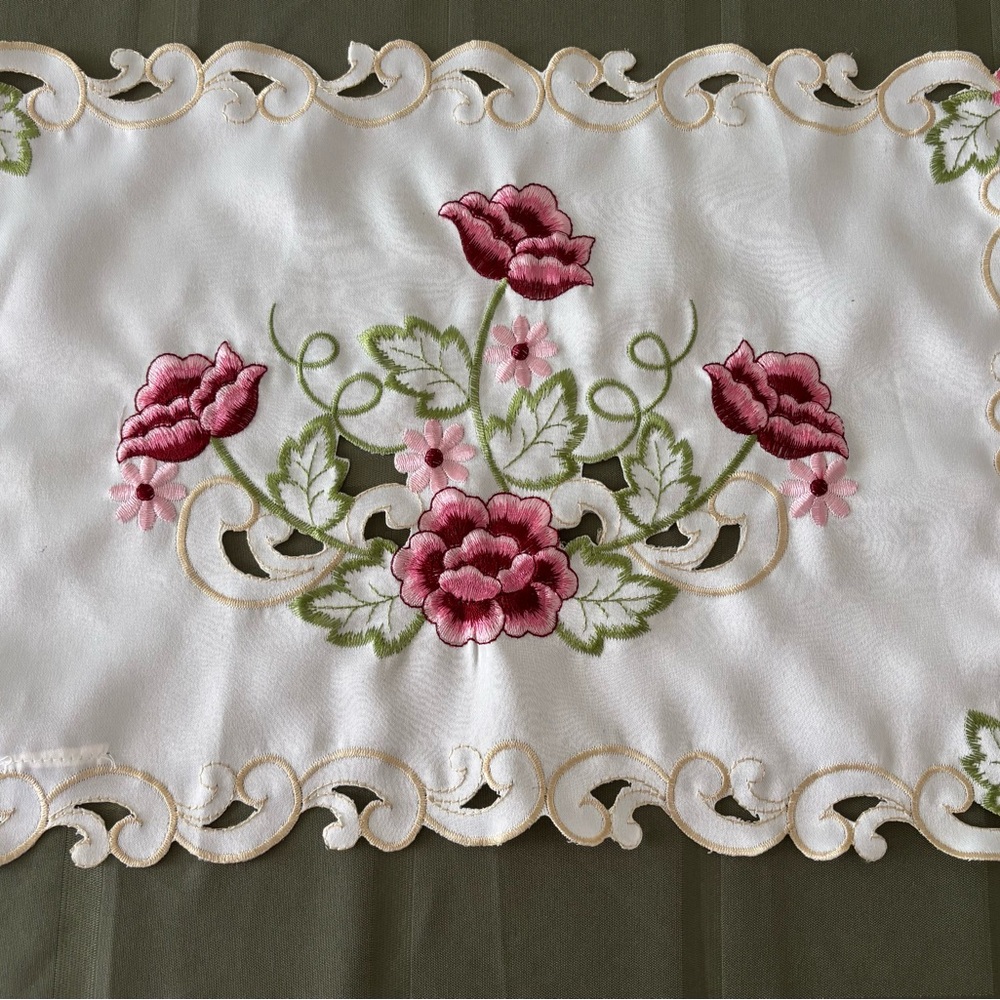 4 rose floral placemats in very good condition! Pinks and Maroons. - Picture 2 of 10